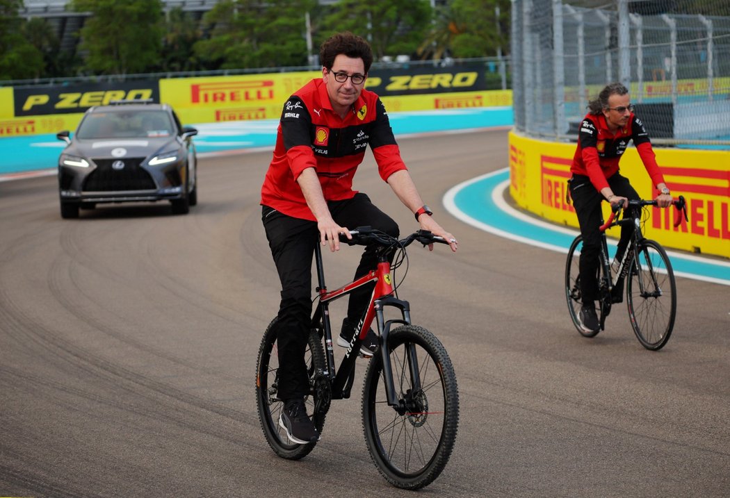 Šéf Ferrari Mattia Binotto na projížďce po trati