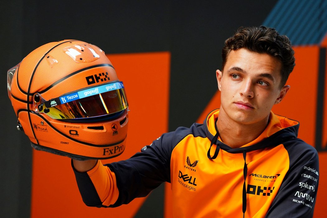 Lando Norris se svou speciální basketbalovou helmou