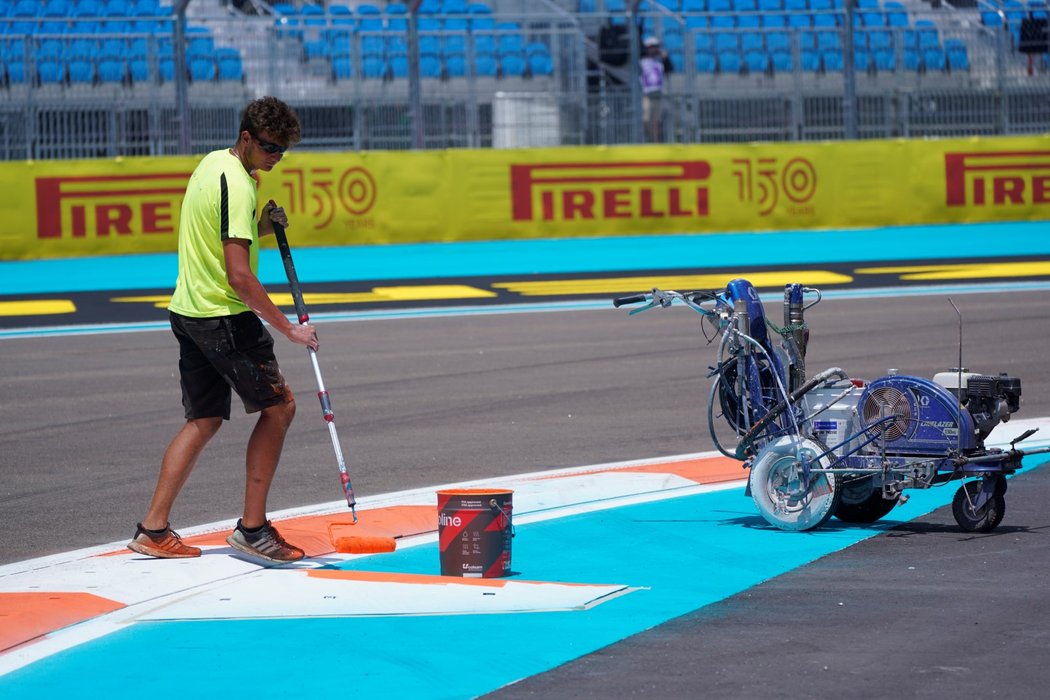 Na okruhu v Miami probíhají poslední úpravy před premiérou závodu Formule 1