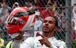 Lewis Hamilton slaví výhru Velké ceny Monaka.