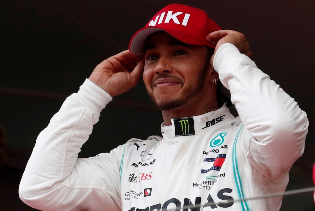 Lewis Hamilton slaví výhru Velké ceny Monaka.