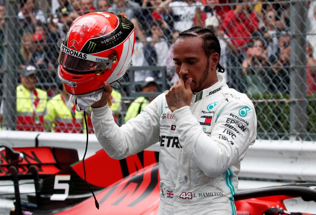 Lewis Hamilton slaví výhru Velké ceny Monaka.