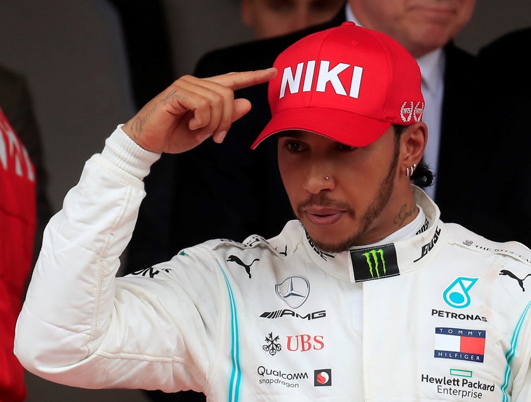Lewis Hamilton slaví výhru Velké ceny Monaka.