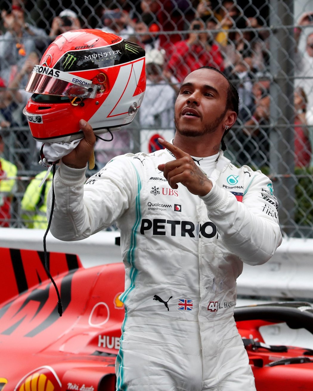 Lewis Hamilton slaví výhru Velké ceny Monaka.