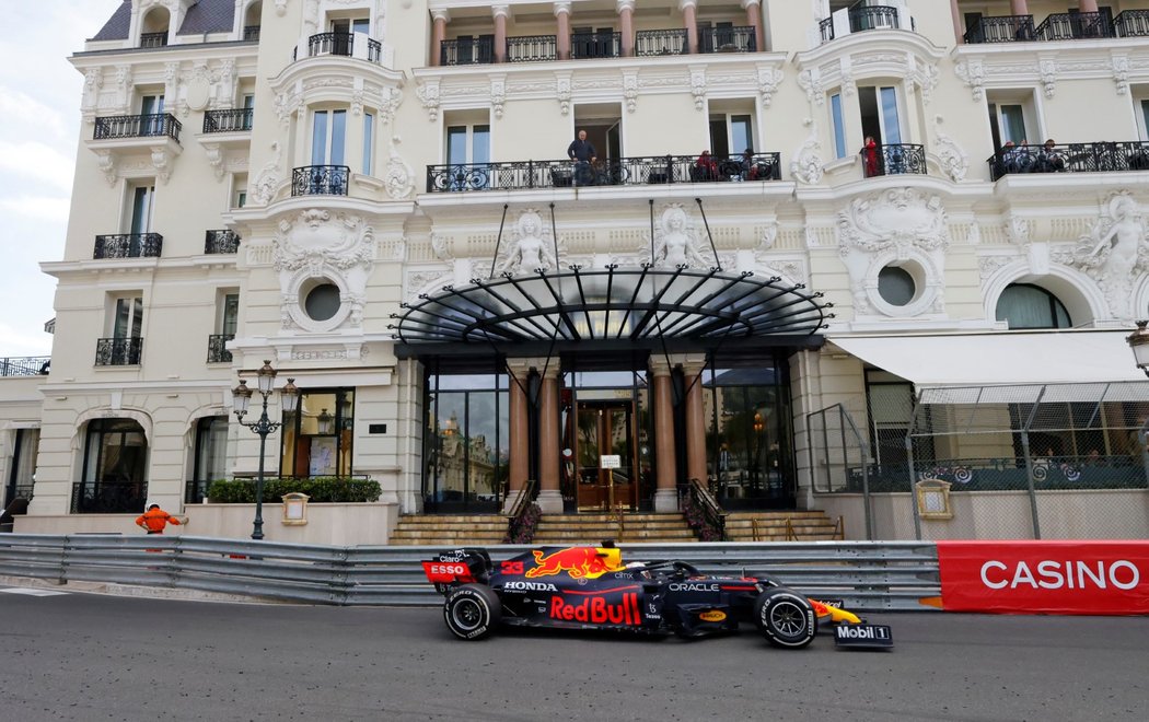 Vítězný pilot Max Verstappen na trati prestižní Velké ceny Monaka