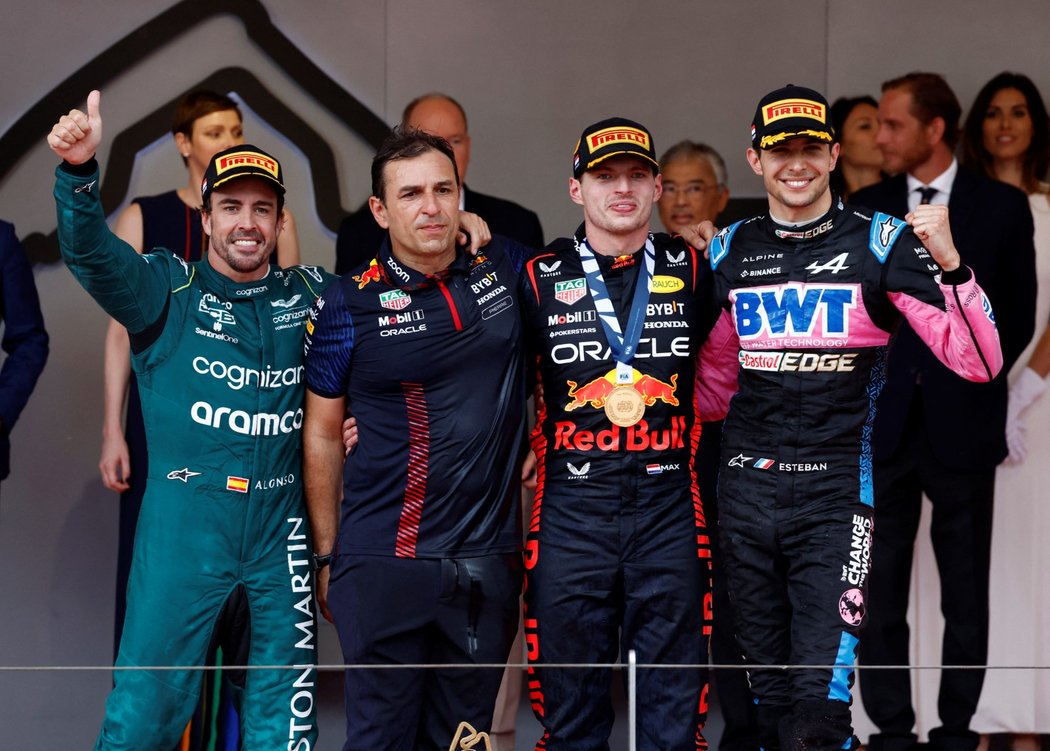 Vítěz Velké ceny Monaka Max Verstappen (uprostřed) s druhým Fernandem Alonsem (vlevo) a třetím Estebanem Oconem (vpravo)