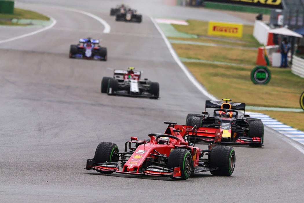 Čtyřnásobný mistr světa formule 1 Sebastian Vettel se nedohodl na nové smlouvě s Ferrari a po sezoně v italské stáji po šesti letech skončí.
