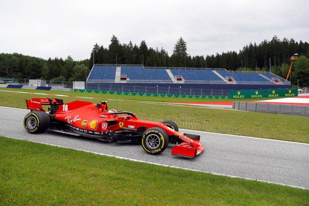 Ferrari se při pátečních trénincích nedařilo, Charles Leclerc dojel v obou ve středu pole