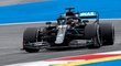 Lewis Hamilton s přehledem ovládl oba páteční tréninky, za ním dojel jeho týmový kolega Valterri Bottas