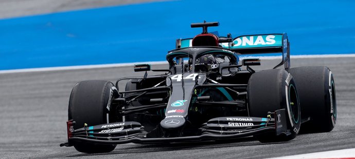 Lewis Hamilton s přehledem ovládl oba páteční tréninky, za ním dojel jeho týmový kolega Valterri Bottas