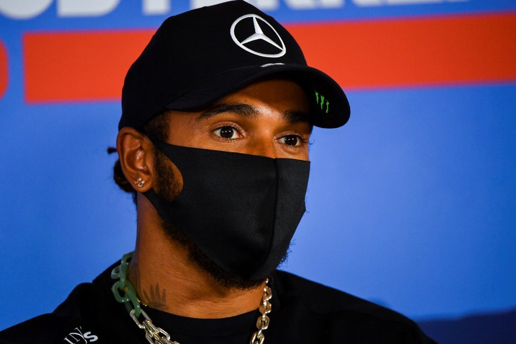 Roušky musí nosit v zázemí závodů všichni, tedy včetně jezdců s Lewisem Hamiltonem