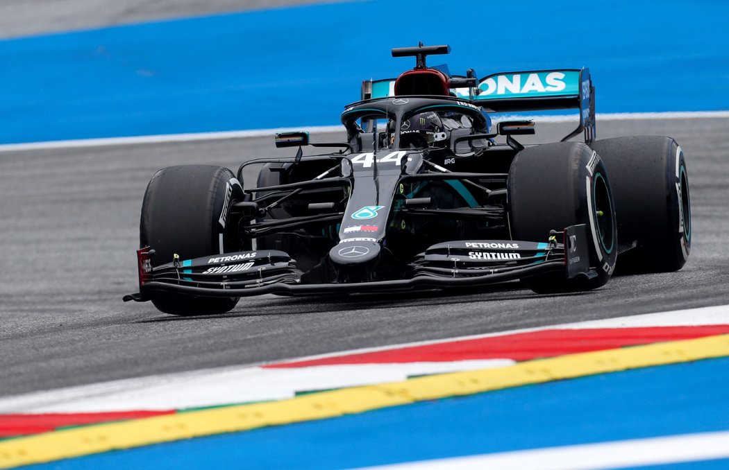 Lewis Hamilton s přehledem ovládl oba páteční tréninky, za ním dojel jeho týmový kolega Valterri Bottas