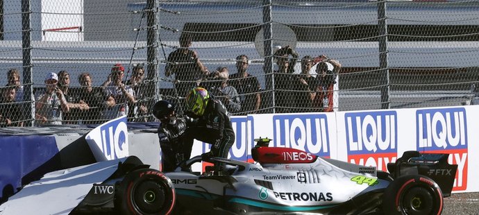 Lewis Hamilton měl při kvalifikaci na sprint VC Rakouska nehodu a skončil desátý