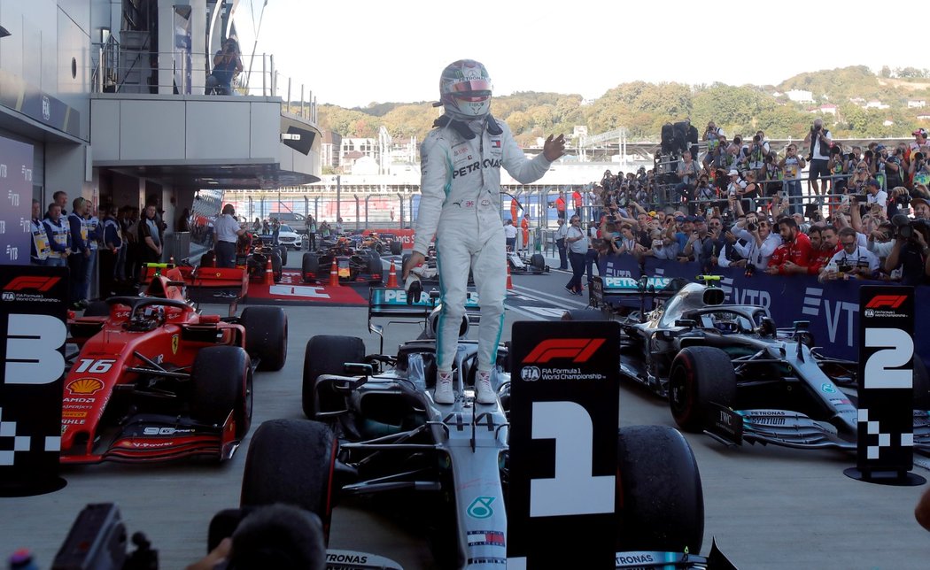 Lewis Hamilton z Mercedesu ovládl nedělní Velkou cenu Ruska