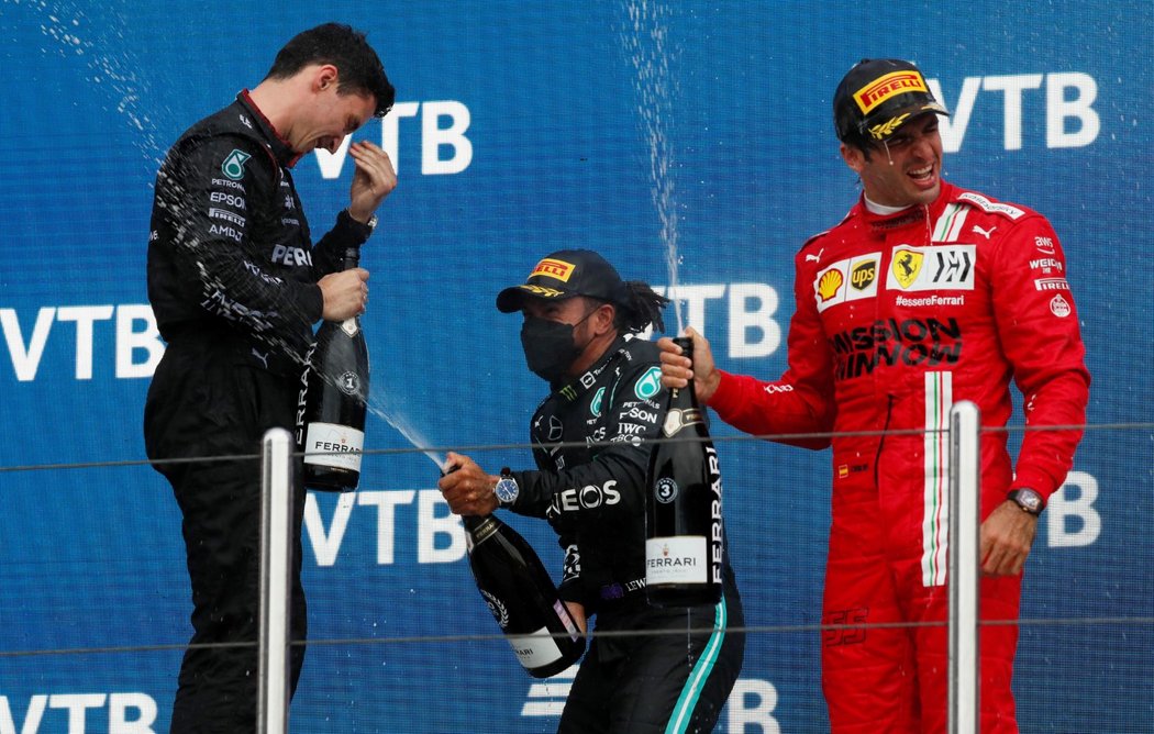 Lewis Hamilton si sté vítězství v kariéře v F1 náležitě užil