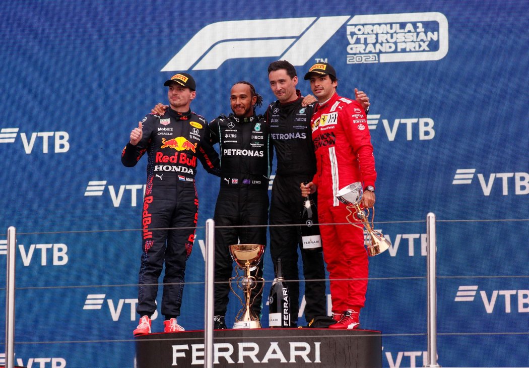 Na stupně vítězů po divokém závěrů vystoupali první Lewis Hamilton, druhý Max Verstappen a třetí Carlos Sainz