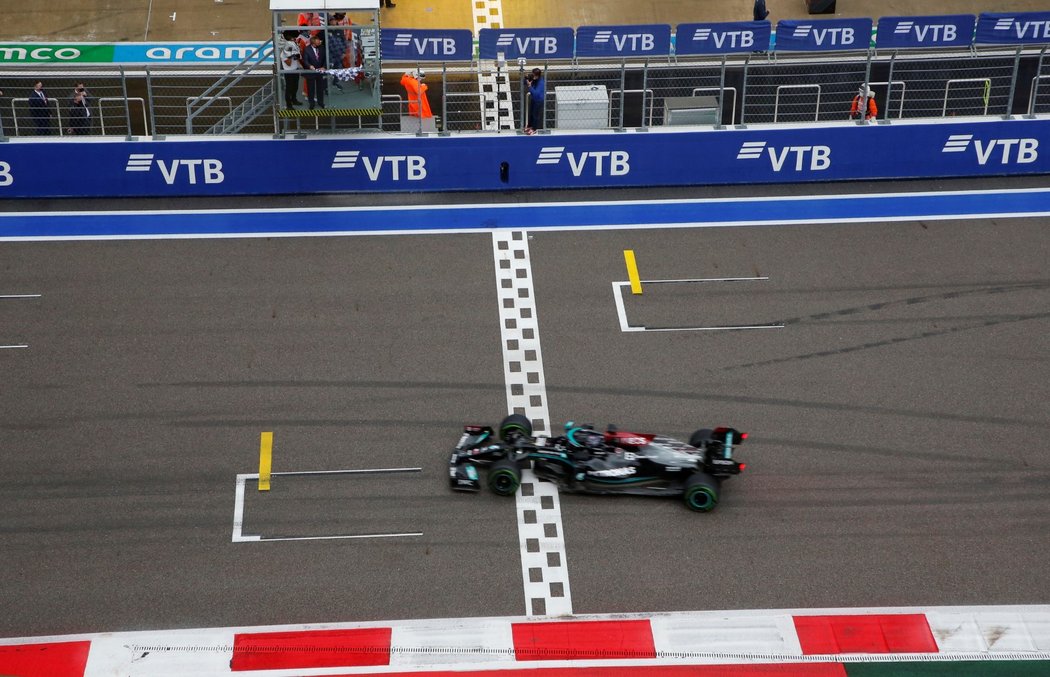 Historický moment: Lewis Hamilton projíždí cílem a slaví 100. vítězství v F1