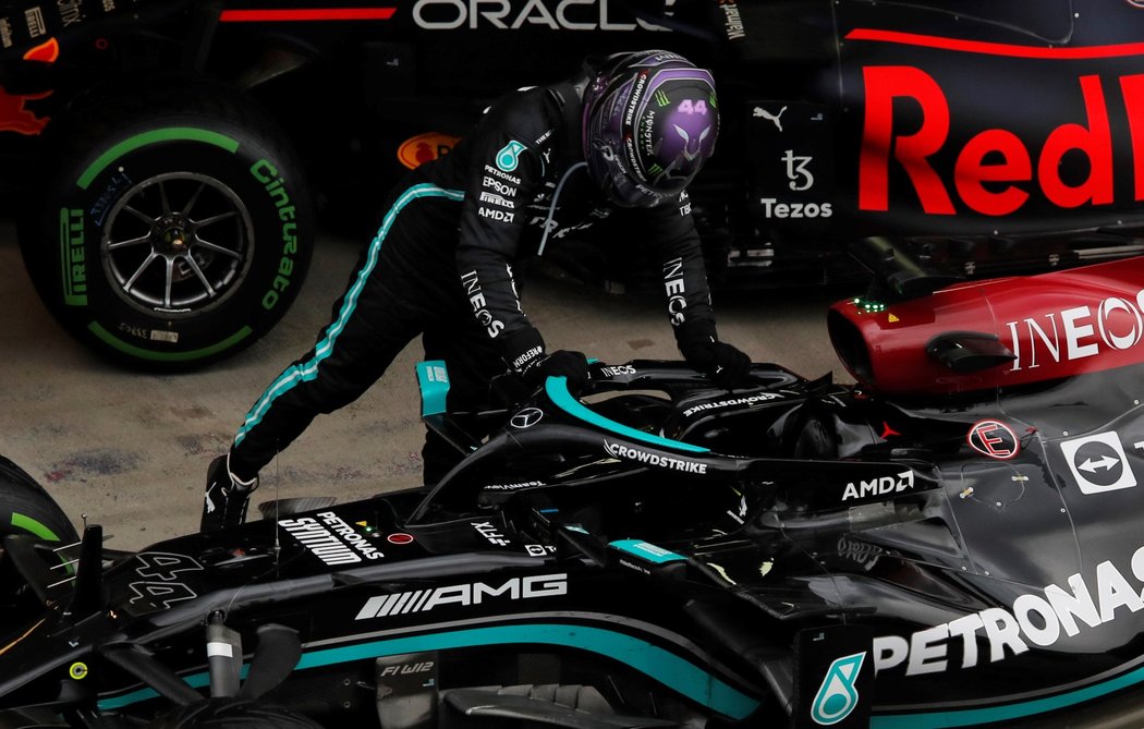 Lewis Hamilton se raduje ze 100. vítězství v kariéře ve formuli 1