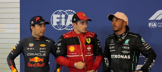 Nejlepší tři muži kvalifikaci na VC Singapuru: zleva druhý Sergio Pérez, první Charles Leclerc a třetí Lewis Hamilton