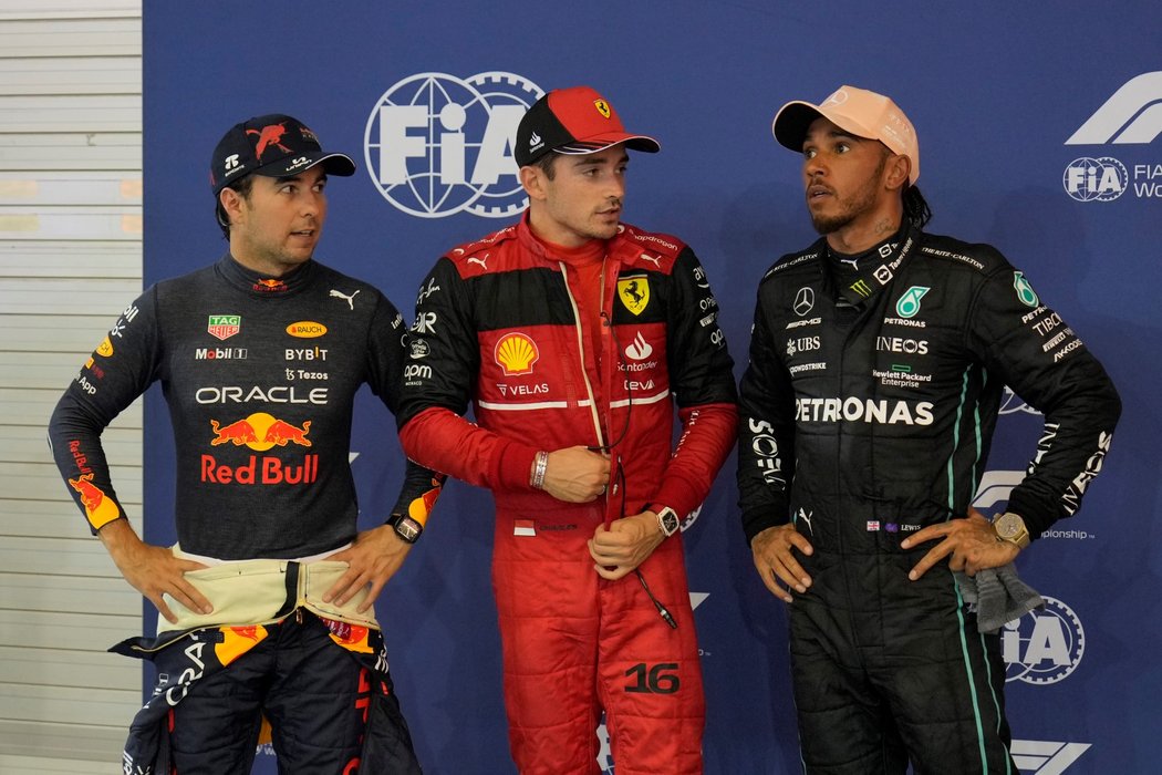 Nejlepší tři muži kvalifikaci na VC Singapuru: zleva druhý Sergio Pérez, první Charles Leclerc a třetí Lewis Hamilton