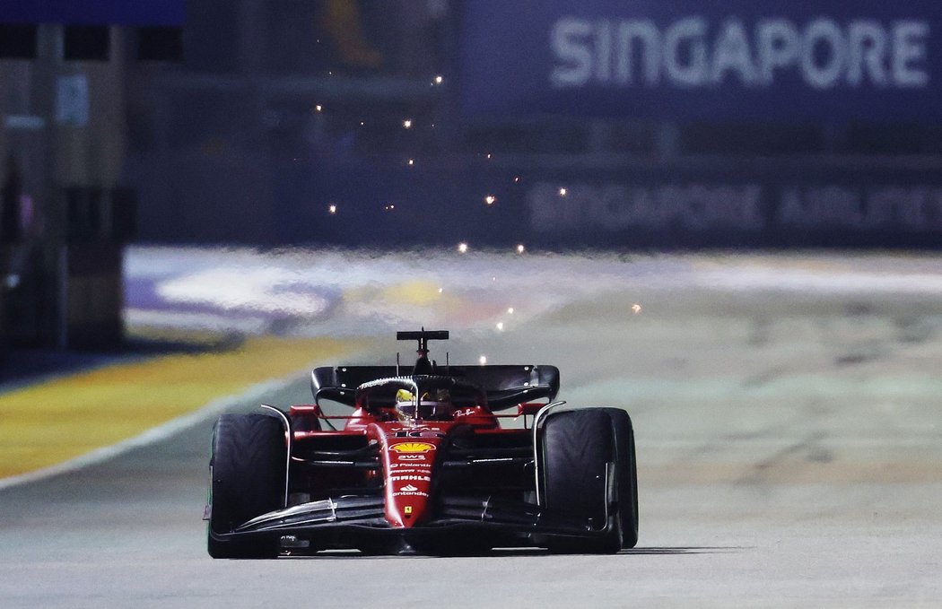 Kvalifikaci na Velkou cenu Singapuru vyhrál Charles Leclerc z Ferrari