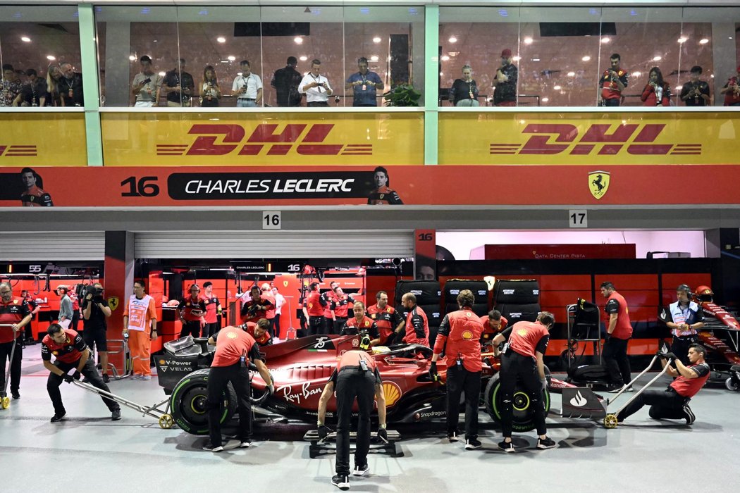 Kvalifikaci na Velkou cenu Singapuru vyhrál Charles Leclerc z Ferrari
