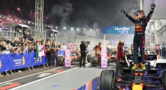 V Singapuru vládl i přes penalizaci Pérez. Verstappen dojel až sedmý