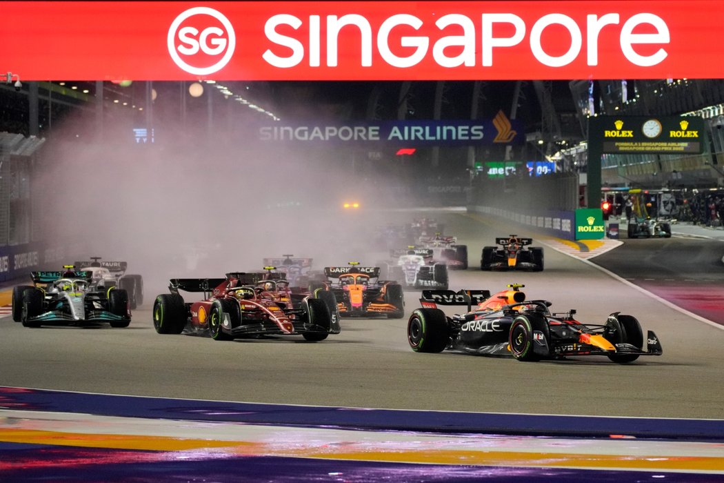 Sergio Pérez z Red Bullu se po startu Velké ceny Singapuru dostal před Charlese Leclerca z Ferrari