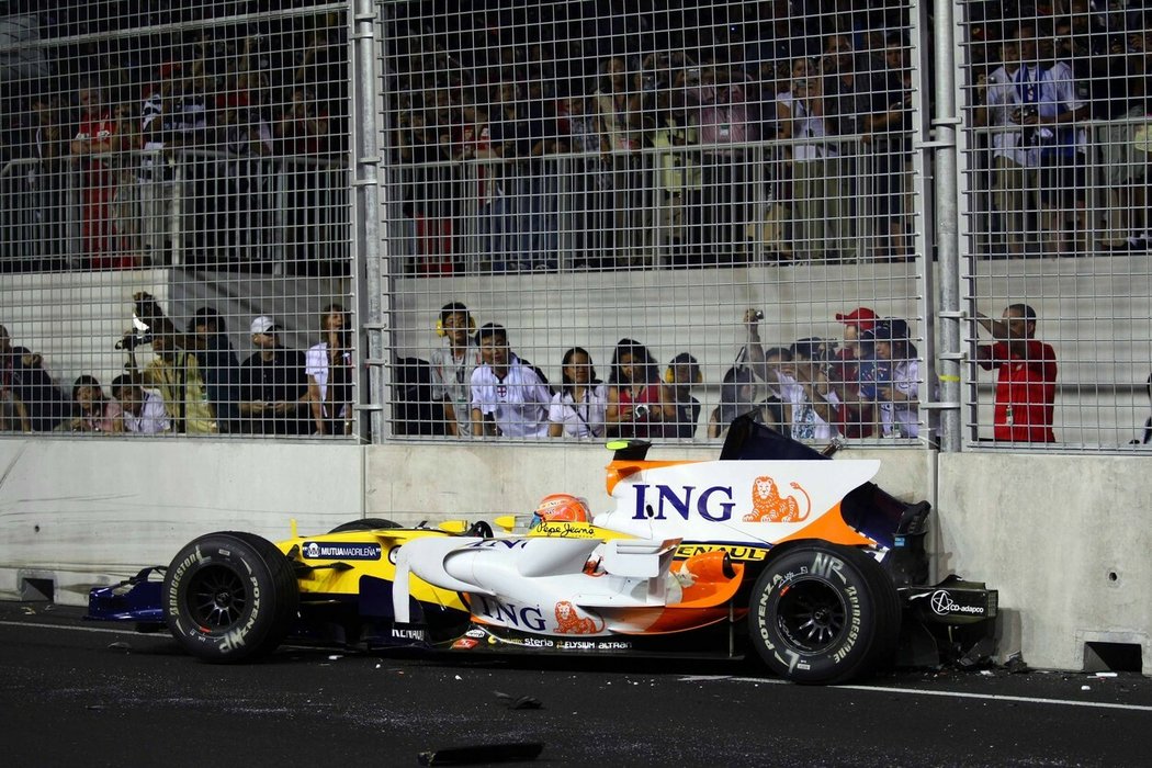 Nelson Piquet se svým Renaultem úmyslně havaroval, aby si Fernando Alonso mohl dojet pro nové pneumatiky
