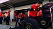 Mechanici Ferrari připravují kola během Velké ceny Španělska