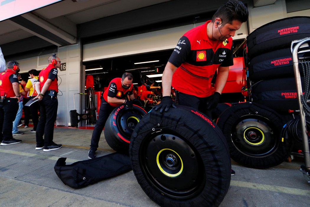 Mechanici Ferrari připravují kola během Velké ceny Španělska