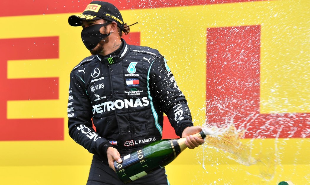 Lewis Hamilton slaví triumf z Velké ceny Štýrska