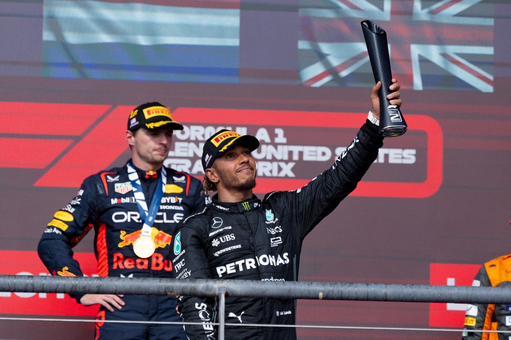 Lewis Hamilton s trofejí pro druhého jezdce Velké ceny USA, kterou ale kvůli diskvalifikaci musí vrátit