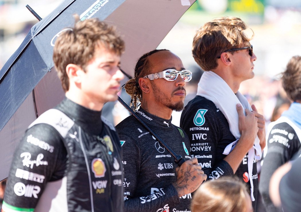 Piloti formule 1 Charles Leclerc (vlevo) a Lewis Hamilton byli diskvalifikování z Velké ceny USA. Jejich vozy neprošly kontrolou