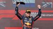 Pilot Red Bullu Max Verstappen oslavuje triumf z Velké ceny USA