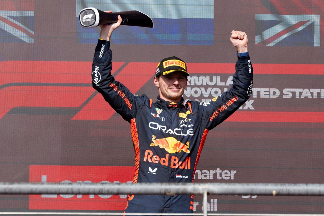 Pilot Red Bullu Max Verstappen oslavuje triumf z Velké ceny USA