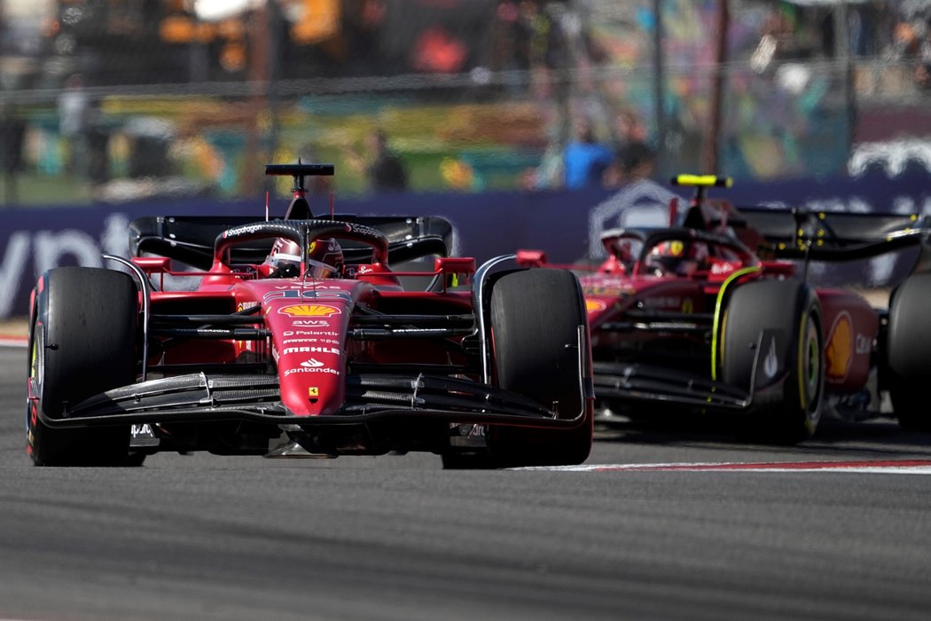 Oba vozy Ferrari během kvalifikace