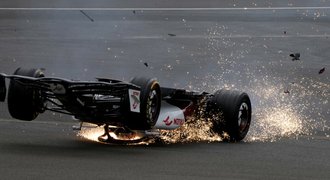 Děsivá nehoda po startu, pak poprvé vládl Sainz! Verstappen až sedmý