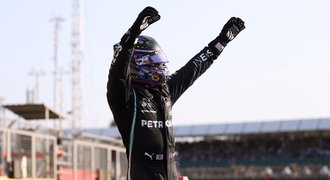 Formule 1 zažila premiéru. Kvalifikaci na sprint na Silverstonu ovládl Hamilton