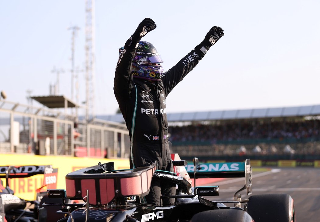 Lewis Hamilton si užívá ovací domácího publika