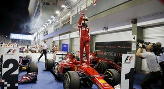 Vettel ovládl Singapur, Hamilton poprvé v sezoně nedokončil
