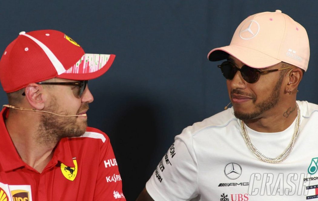 Sebastian Vettel na tiskové konferenci před GP Monako s Lewisem Hamiltonem