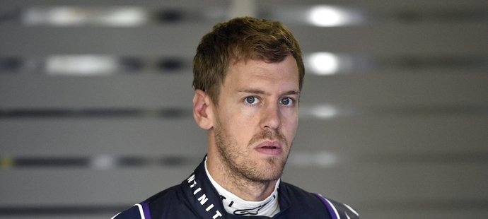 Německý pilot Vettel prý po sezoně skončí v týmu Red Bull, přejít by měl k Ferrari za gáži padesát milionů liber ročně.