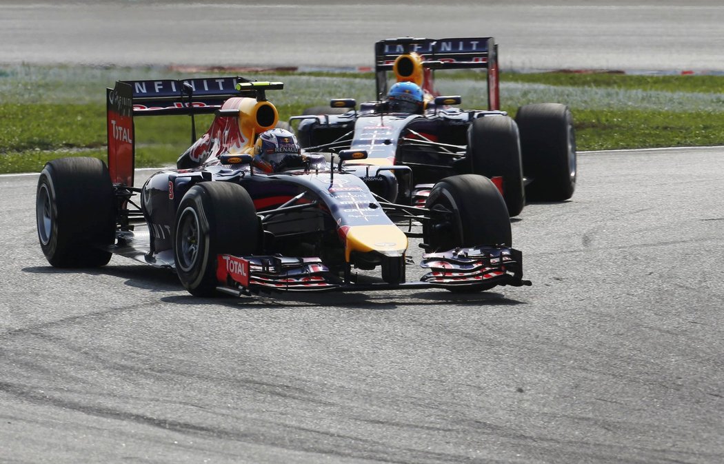 Daniel Ricciardo pořádně trápil i zkušenějšího parťáka Sebastiana Vettela.