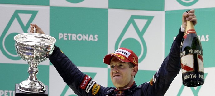 Vettel slaví druhé vítězství kariéry.