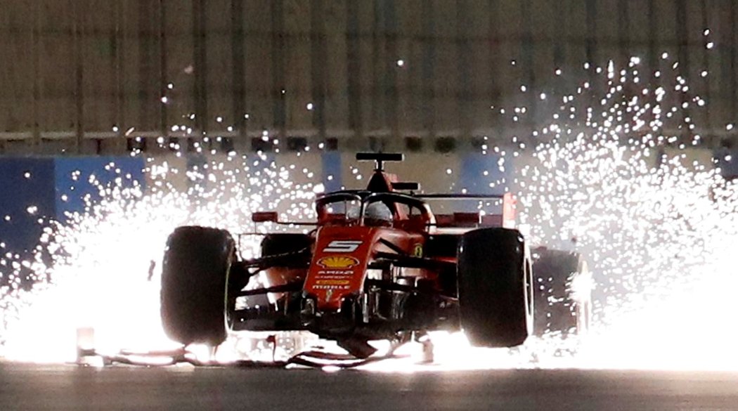 Sebastian Vettel s porouchaným vozem během Velké ceny Bahrajnu