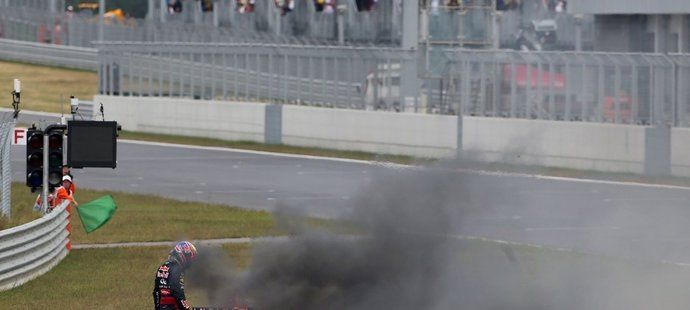 Mark Webber a jeho hořící monopost.