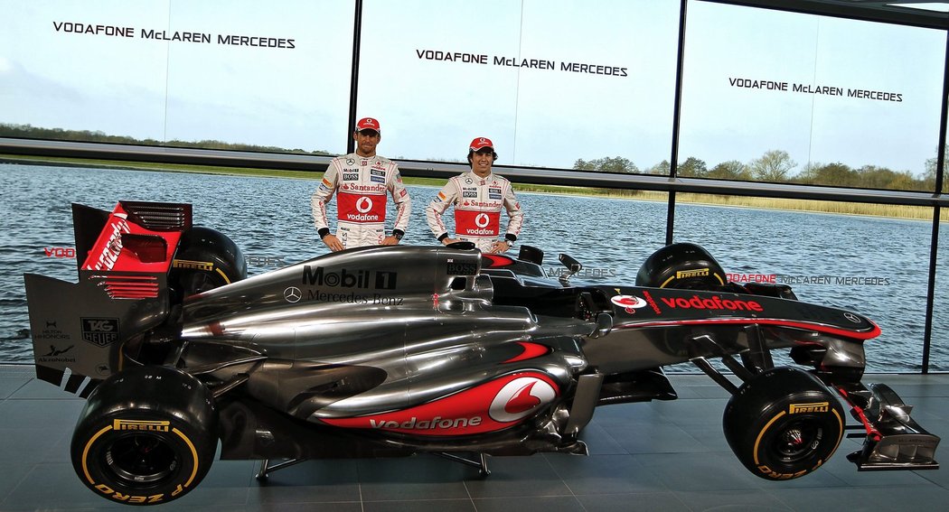 Výrazně přepracovaný je nový monopost MP4-28, který odhalil v sídle McLarenu ve Wokingu Jesnon Button. Britský pilot bude mít nového kolegu – Sergia Péreze.