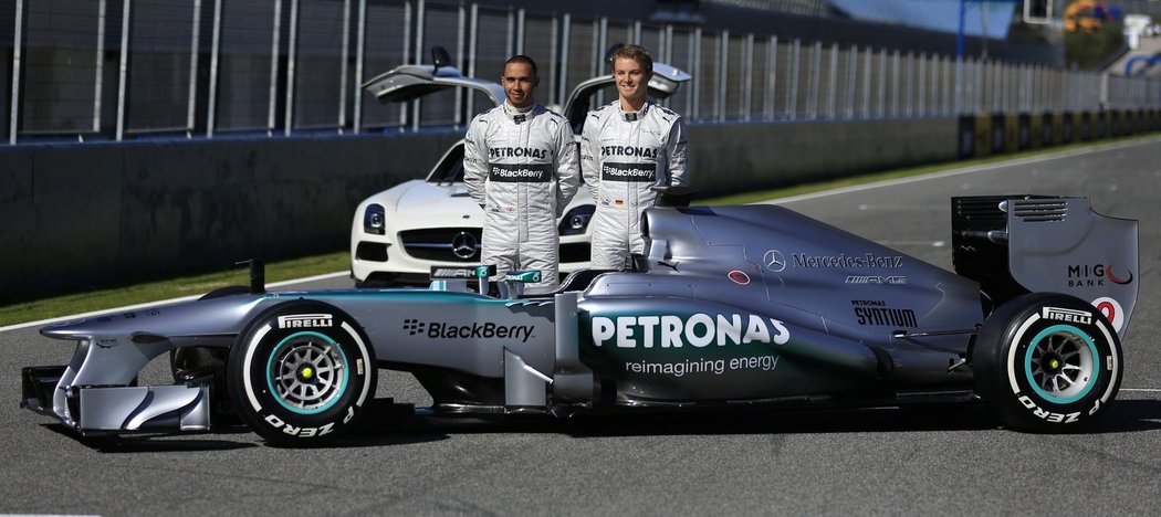 Mercedes má výraznou posilu – Lewise Hamiltona, který odešel z domovského McLarenu. Světu nový monopost W04 poprvé ukázal společně s Nico Rosbergem.