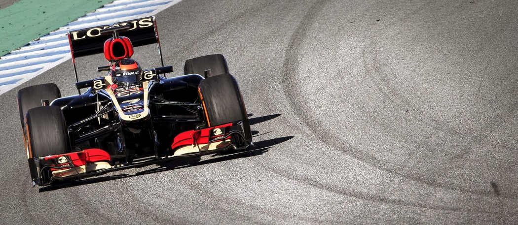 Jako první představil svoji formuli Lotus. E21 upoutá schodem na nose, který mají možnost týmy letos zakrýt zvláštním panelem. A pilotovat černý vůz bude Kimi Räikkönen a Romain Grosjean.